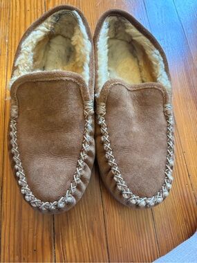 L.L. Bean Chestnut Brown Suede Moccasin Slippers with Cream Faux Fur